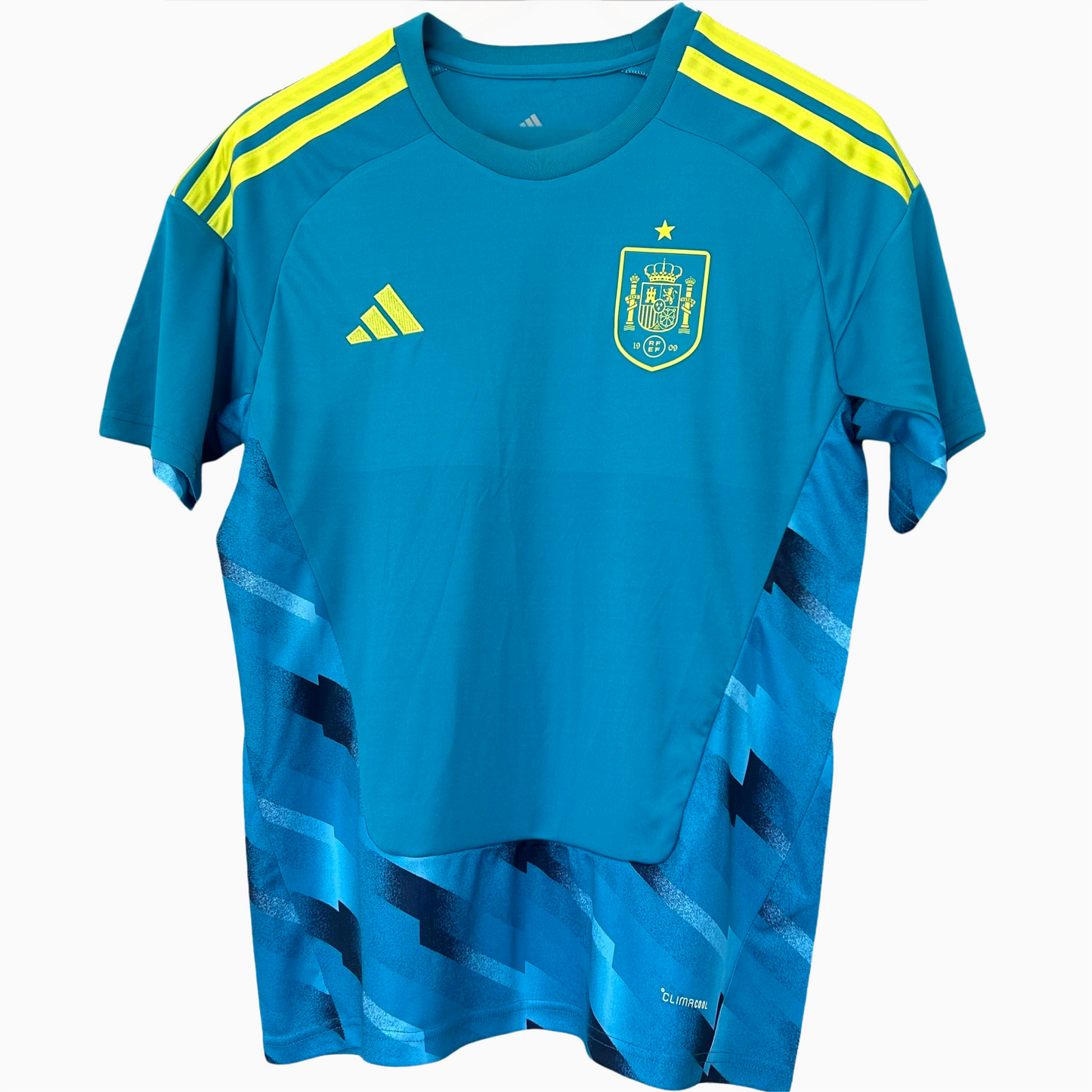 Spain goalkeeper kit 2026 by ELVN, featuring a green jersey, shorts, and goalkeeper gloves, designed for football matches.